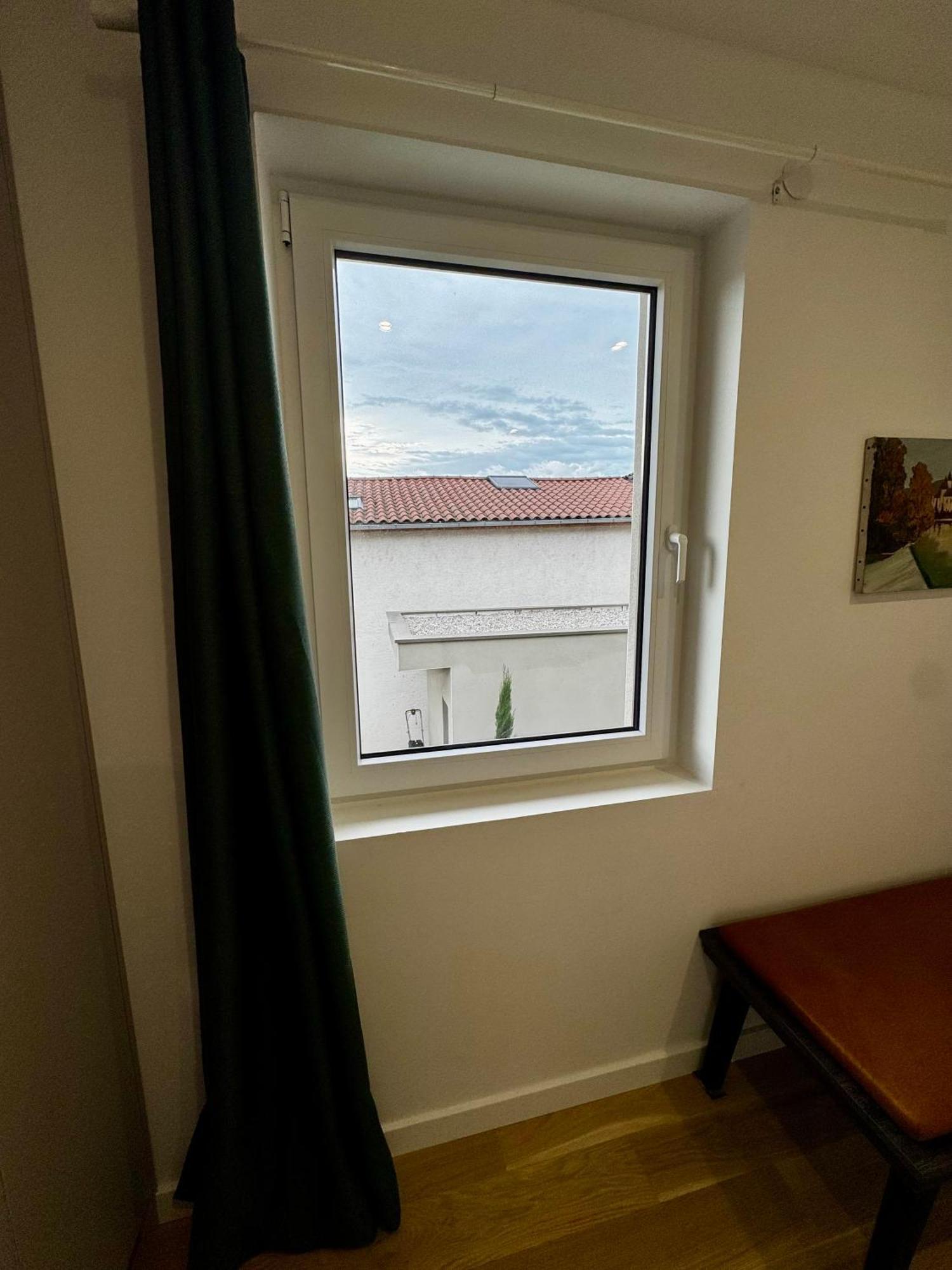 Chambre Privee Climatisee Avec Salle De Bains Partagee-Le Sapin Genay (Rhone) Exterior photo
